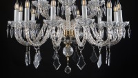 Un grand lustre en cristal qui convient aux grands appartements et aux intérieurs de château