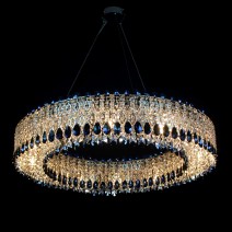 Lustre moderne en forme d'anneau de cristal avec des décorations colorées et cristallines