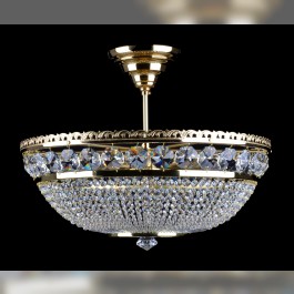 Un lustre à strass simple en forme de panier avec une rosace de plafond et une tige de suspension.