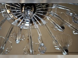 Détail du lustre en argent et verre taillé