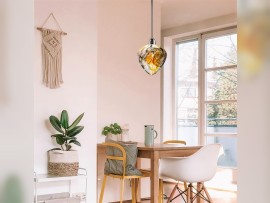 Lustre en verre ambré-fumé au-dessus de la table à manger