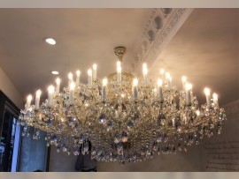 Grand lustre thérésien 63 ampoules dans un intérieur bas