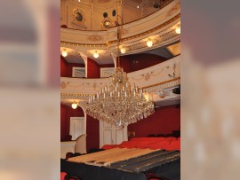 Abaisser le lustre au sol du théâtre pour le service