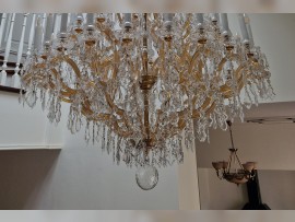 Longs chandeliers en verre bougies typiques de l'époque Louis XVI