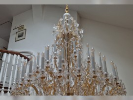 Longs chandeliers en verre bougies typiques de l'époque Louis XVI