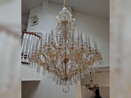 Lustre Marie-Thérèse dans le style des lustres anciens en cristal de Baccarat français