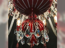 Détail d'un lustre en cristal rubis de luxe - vidéo