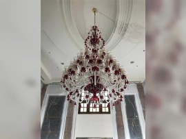 L'impact de la lumière du matin sur le verre de cristal dans la couleur rubis du sang