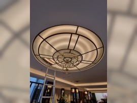 Lustre sur plafond suspendu en verre plat.