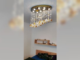 Version à 8 ampoules du lustre au-dessus du lit dans la chambre à coucher