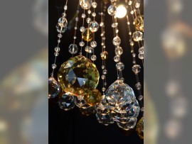 Détail des boules de cristal en verre ambré coloré