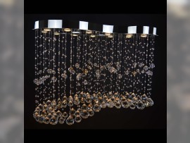 design argenté brillant d'un lustre plus grand à 12 ampoules - fond sombre