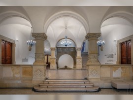 Échantillon de lustres bleus dans le hall de la maison