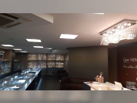 Exemple de lustre dans l'intérieur commercial d'un magasin d'entreprise