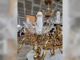 Grand bol de lumière taillé du lustre d'en bas