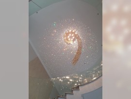 Vue de dessous de la spirale d'ambre du lustre