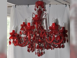 Lustre de cristal en couleur rouge foncé.