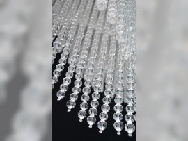 Perles de verre taillé suspendues au lustre