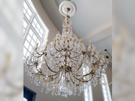 Grand lustre en laiton moulé de 65 pièces à l'intérieur