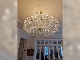 Un luxueux lustre en cristal d'un diamètre de 165 cm orné d'une rosace