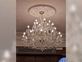 Lustre à 24 bras dans la réception de l'hôtel