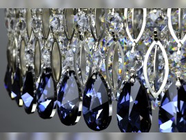 Détail des garnitures en cristal métallisé coloré et argent brillant