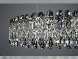 Détail des garnitures en cristal fumé et argent brillant