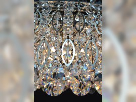 Détail du design classique du lustre à anneaux - cristal clair, métal argenté