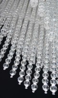 Perles de verre taillé suspendues au lustre