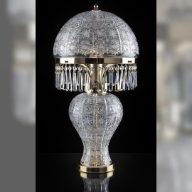 Un vrai classique tchèque - une lampe de table haute avec un abat-jour en verre massif de cristal taillé PK500