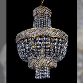 Lustre en cristal en forme de panier avec trois bandes en spirale avec des perles en cristal taillé