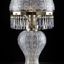 Un vrai classique tchèque - une lampe de table haute avec un abat-jour en verre massif de cristal taillé PK500