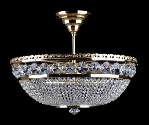 Un lustre à strass simple en forme de panier avec une rosace de plafond et une tige de suspension.