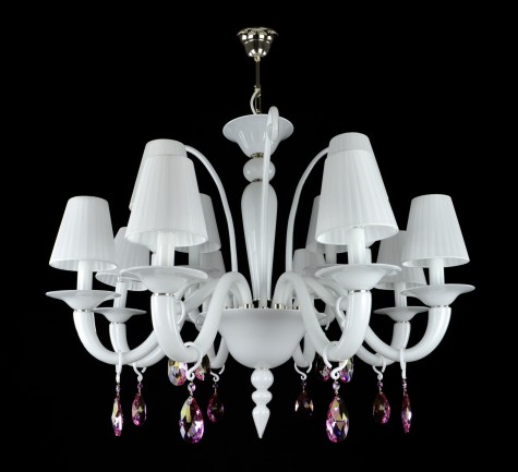 Lustre en opale blanc avec garnitures en cristal violet